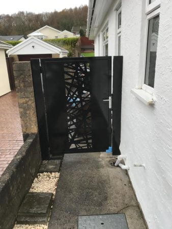 Layered Lines Design on low walled Metal Side Gate